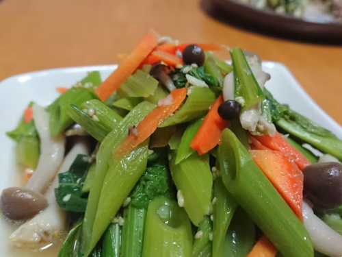 タノシモカフェは、食べ物飲み物を持ち寄ります。春には旬の山菜が並ぶことも！