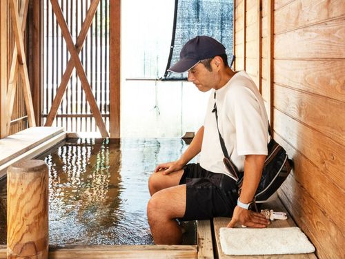 紫尾温泉の足湯でホッと一息 ※写真は夏のツアーの様子