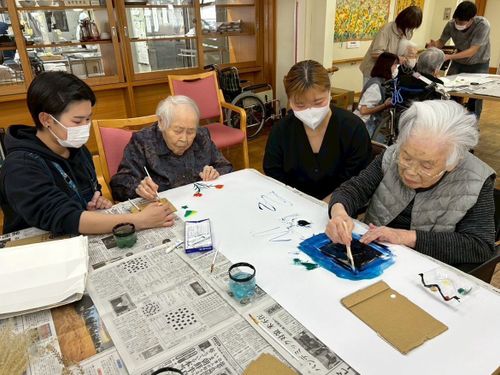 福祉施設の事業所で働く大人の島留学生