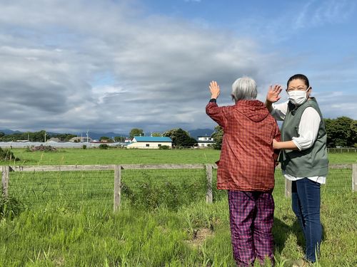 放牧地のすぐ隣にある介護施設で働く方