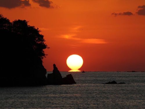 宿毛で冬の風物詩「だるま夕日」 11月～2月にかけて見られる幸運の夕日