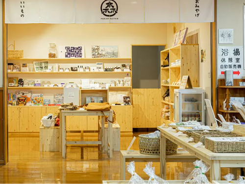 下川の魅力が並ぶ、温もりある館内売店