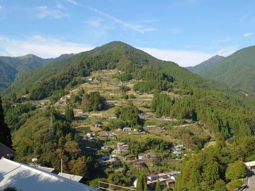 “桃源郷祖谷の山里”。重伝建に指定されている落合集落に8棟の古民家宿を運営。