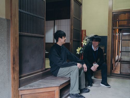 古民家活用について話す先輩隊員の藤原さん（左）と都市整備課の山田さん（右）