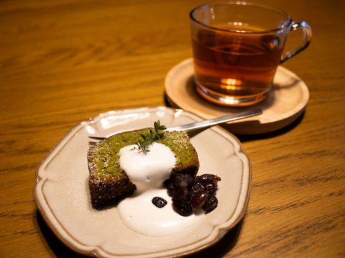 米粉の抹茶パウンドケーキ。菓子はお茶やコーヒーと合うように開発されています。