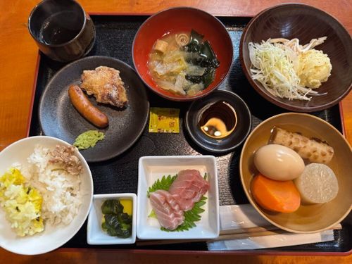 平日のワンプレートランチは、お盆にどれだけ乗せても税抜1,100円！