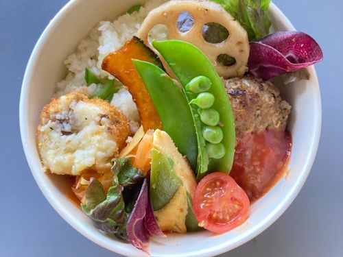 地域の食材を活かし、ゲストが提供するお料理
