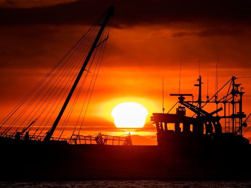 ここでしか見ることができない四角の夕日。自然のリズムと共に生きる喜びはいかが
