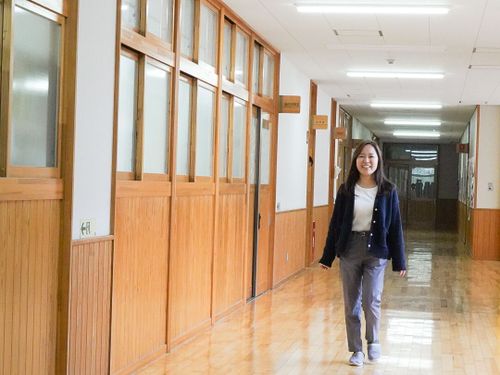 小中あわせて150人ほどの学校。ゆとりある校舎でのびのび育つ子どもたちとの日々