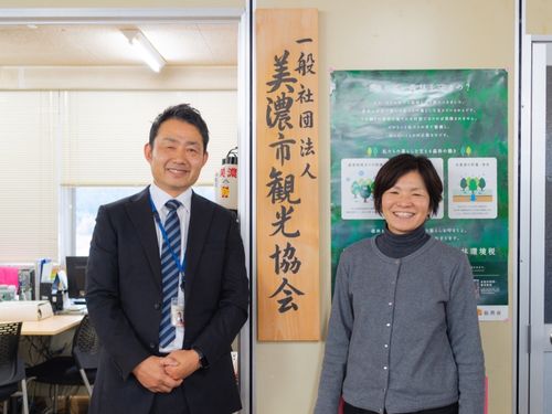 観光協会の事務局長　高橋さん（左）、係長　坂口さん（右）