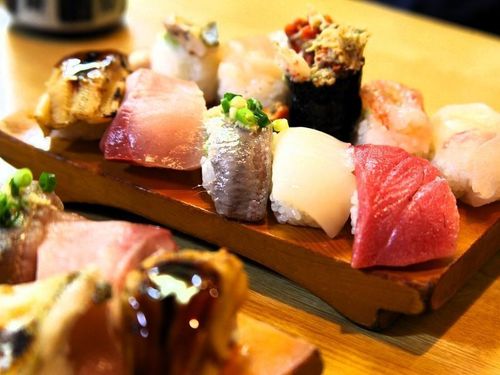 日本海で育まれた鮮魚の魅力が、ぎっしりと詰まった寿司。温泉地のご馳走。