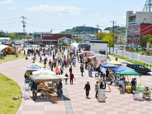 男鹿駅前広場