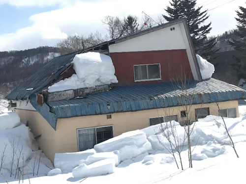 豪雪地帯では、放置された家が雪の重みで倒壊してしまうことも。
