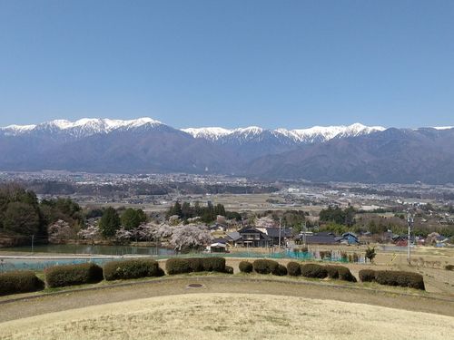 ふるさとの丘と中央アルプス