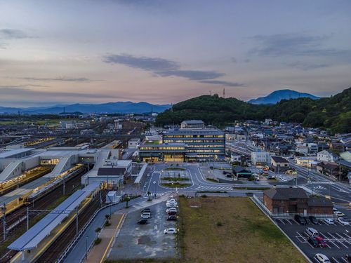 駅直結の米原市役所