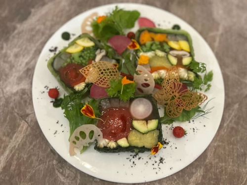 野菜のテリーヌ。野菜の仕入れ具合によって多彩な表情になるそうです。