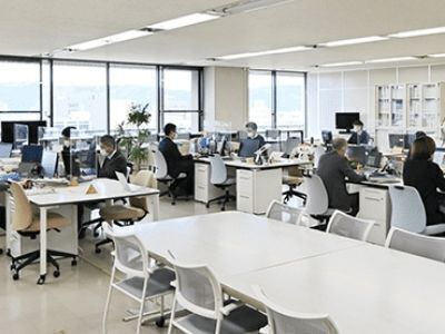 フリーアドレスの導入で、職員同士のコミュニケーションがとりやすいです！