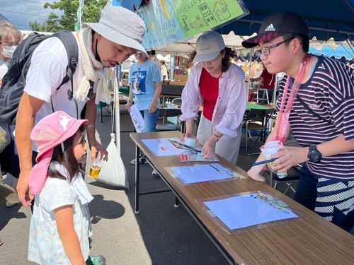 うどんまつりでの様子。マップ配りやアンケートなど積極的にお客さんと交流
