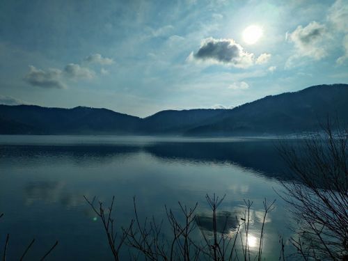 水鏡。遠くにうすく見えるのは気嵐？