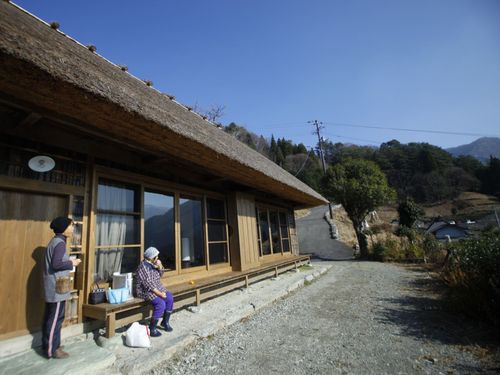 宿の清掃は地元の方と一緒に。終わったら縁側で一息。