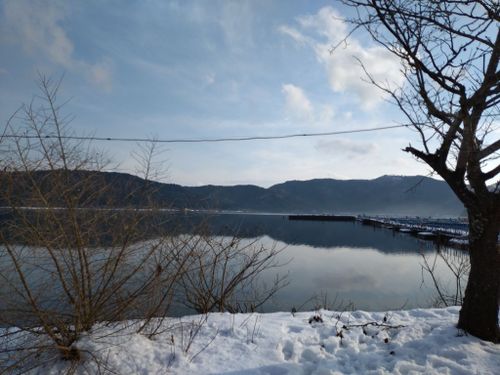 ワカサギ釣り場の桟橋が右手に見えます。