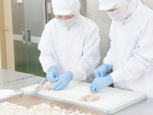 特産品 やきとりの串打ち