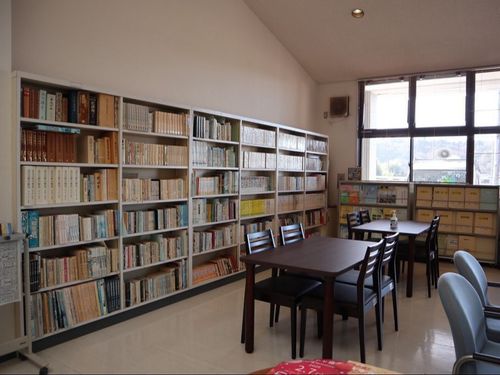 東桜谷公民館の図書スペース