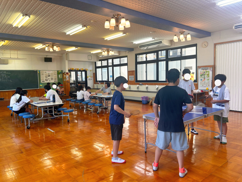 小学校のランチルームで遊ぶ子どもたち(おおたき自遊時間)