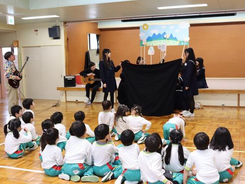 幼稚園に人形劇の出前
