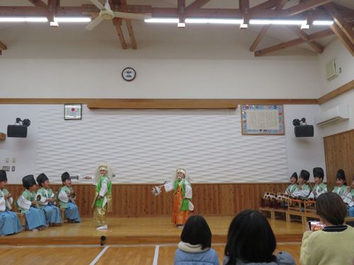 伝統の神楽を披露する様子