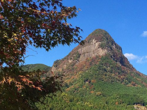 村のシンボルのひとつである鎧岳
