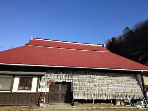 冬の日に凍み餅を吊るす農家