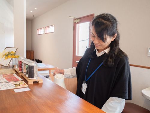 嘉瀬隊員　コーヒーを淹れる様子