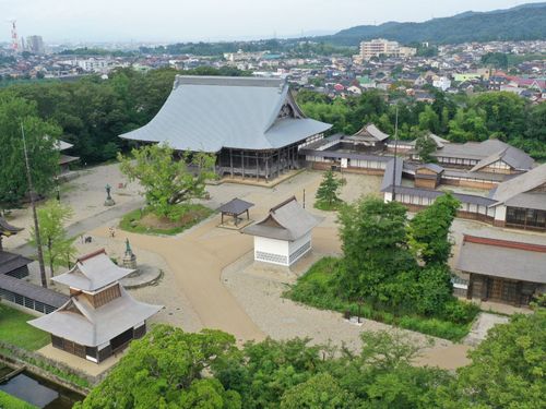 国宝・勝興寺の境内全景