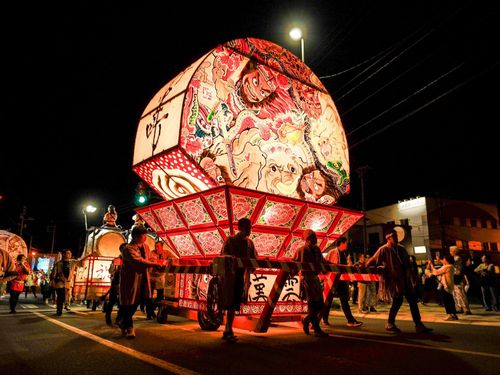 夏の風物詩「知床しゃりねぷた」は毎年多くの見物客で賑わう