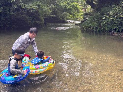 家の近所の渓流で水遊びする近藤ファミリー