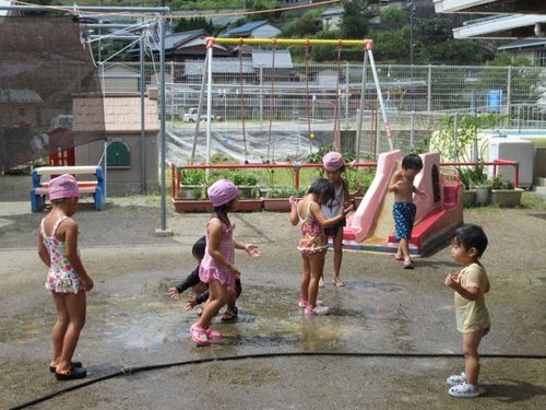 夏は園庭で水遊び！