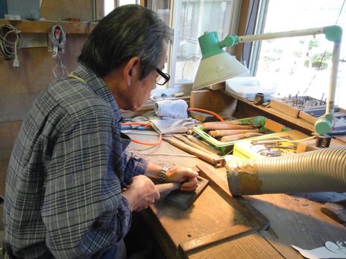 那智黒石から硯（すずり）を作る作業
