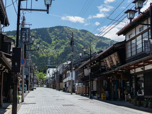 瑞泉寺参道の八日町通りには彫刻工房が軒を連ねる