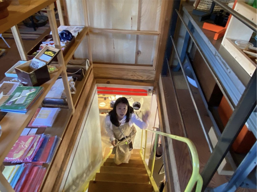 古い建物を改装したお店。実は2階にもショップスペースが