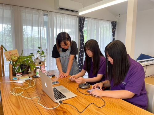 親でも先生でもない、でも、いちばん近くで寄り添う存在。