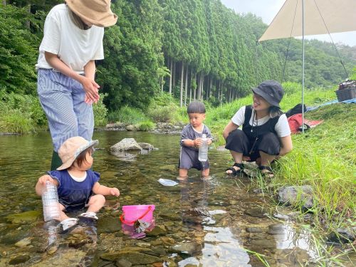 川遊びをするこどもたち