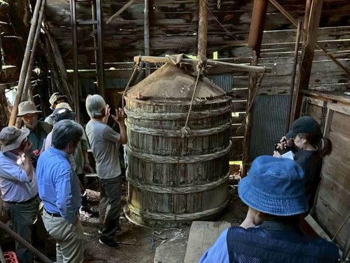 昭和初期のハッカ釜と小屋。倒壊の危機にある状態です