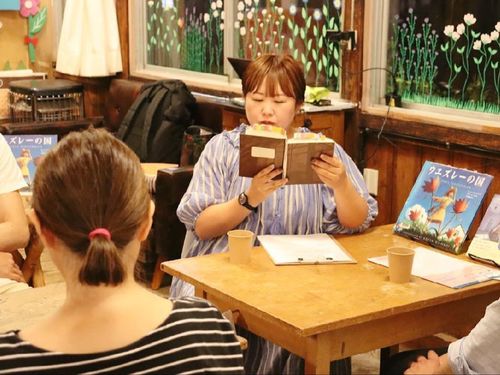 読書好きな方が協力し、ヒガシダテ待会室で、夜の朗読会を開催しました 