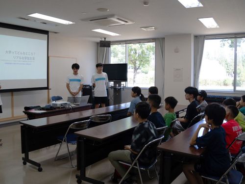 連携大学が小学生向けに講話をする様子