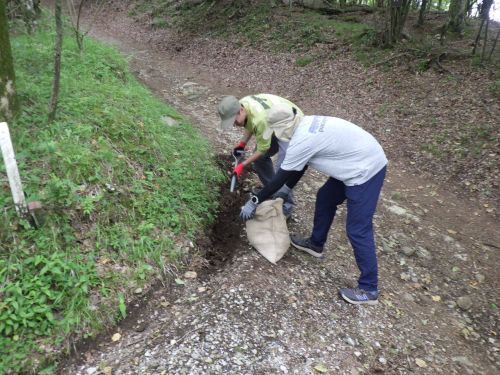 「大人の泥遊び」を楽しむ仲間と共に、みんなが安心して歩ける登山道を整えています。