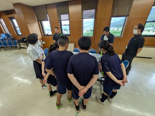 「まちづくりこども委員会」で、真剣にグループワークに取り組む中学生たち。