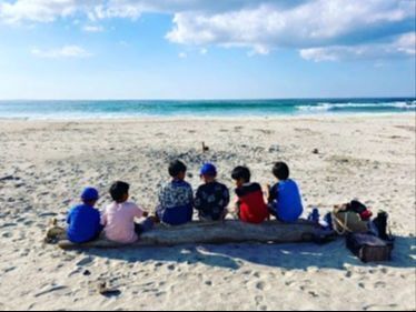 浜辺に集まって何して遊んでんのかな？