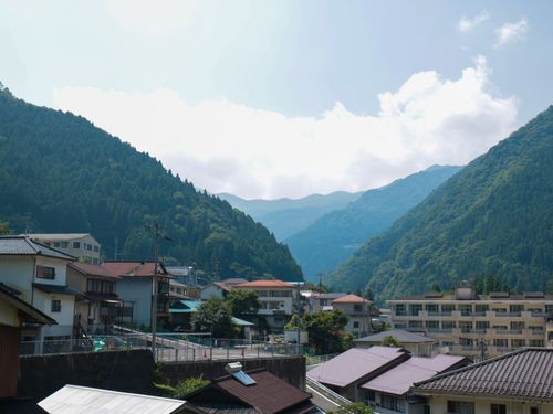 Nishi-iya COMMONSの所在地は山深い秘境の小さな町です。