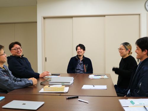組合員と事務局職員（中央）